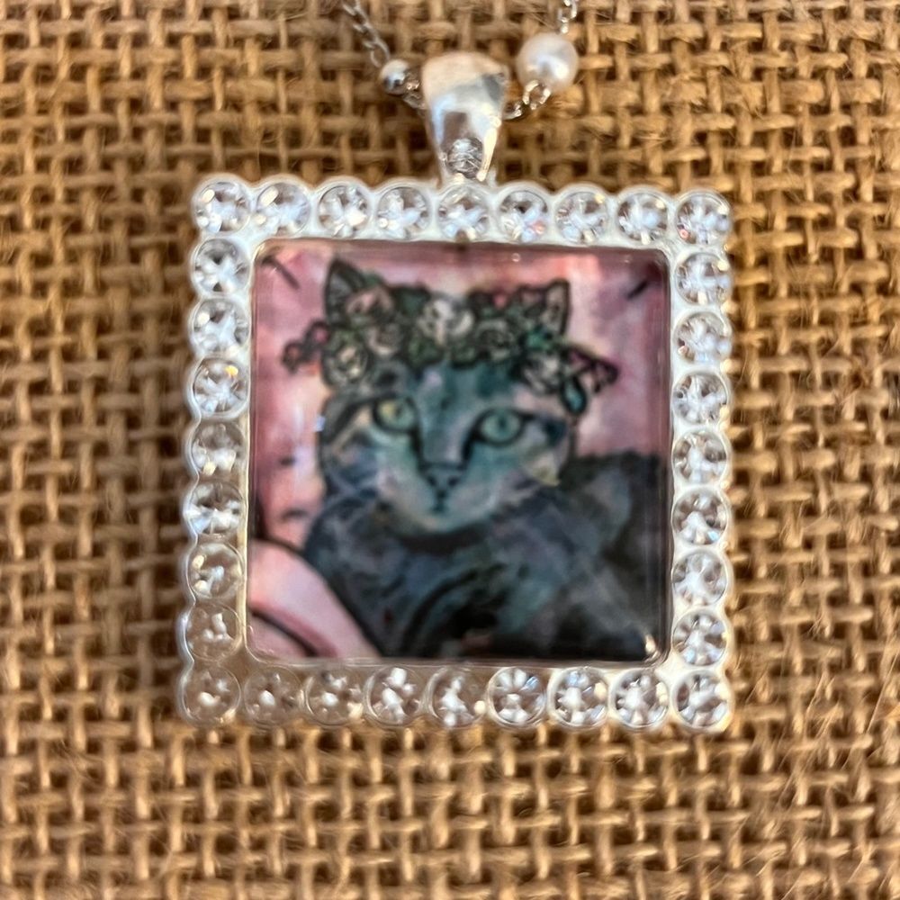 NWT Violet Cottage Artwork Necklace Cat With Floral Crown Silver Tone Faux Pearl